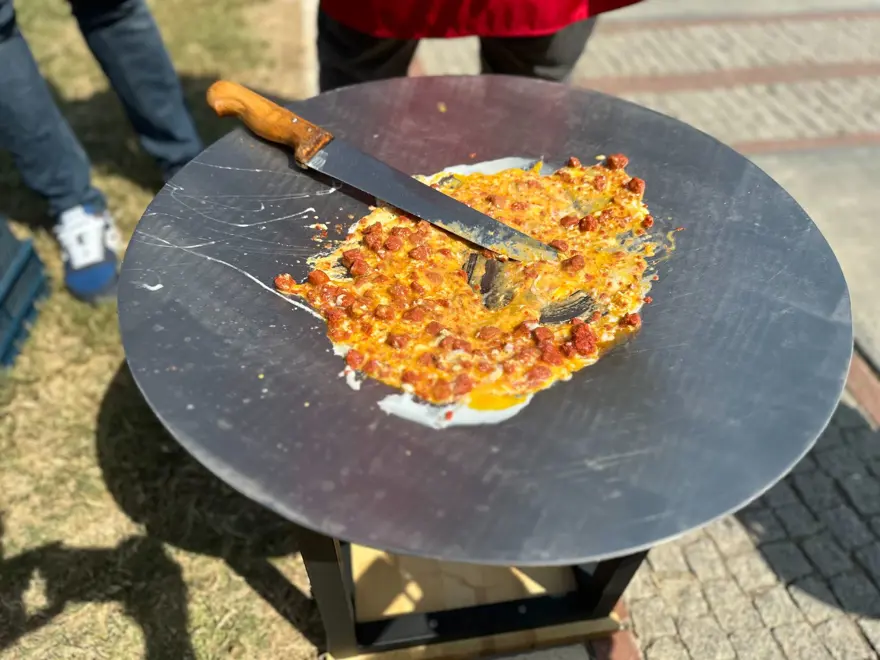 Adana'da 50 dereceyi aşan sıcaklıkta güneşte tost pişirdiler 3