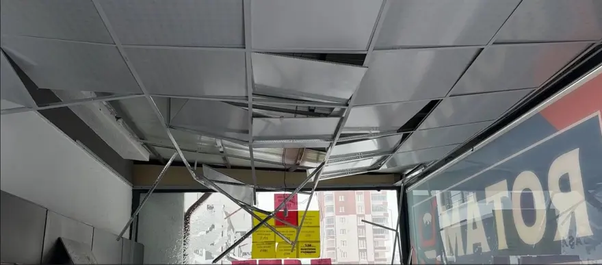 Bayburt'ta çatıdan düşen kar, hasara yol açtı 4