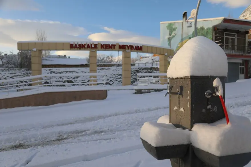 Van'da kar yolları kapattı: 83 yerleşim yerine ulaşım yok 20 Van'da kar yolları kapattı: 83 yerleşim yerine ulaşım yok 20