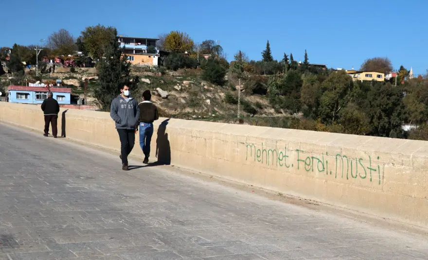 Misis Köprüsü’ne sprey boya ile yazı yazdılar 2 Misis Köprüsü’ne sprey boya ile yazı yazdılar 2