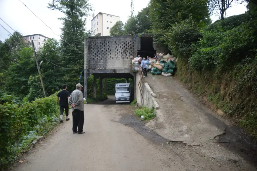 Rize'de ilginç yapı: Arazi kısıtlı olunca, böyle çözüm buldular 2 Rize'de ilginç yapı: Arazi kısıtlı olunca, böyle çözüm buldular 2