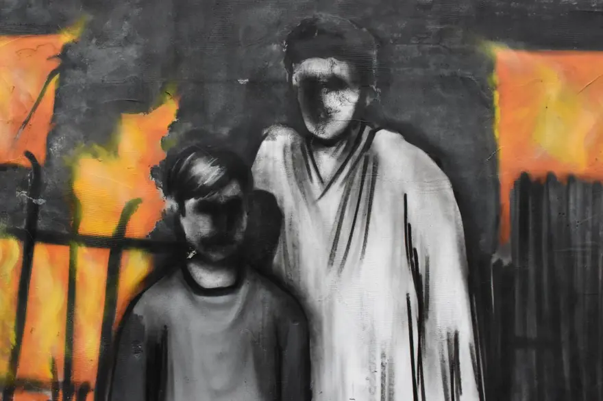 Güzel sanatlar öğrencisi duvarları renklendirip atık malzemeleri sanat eserine dönüştürüyor 10