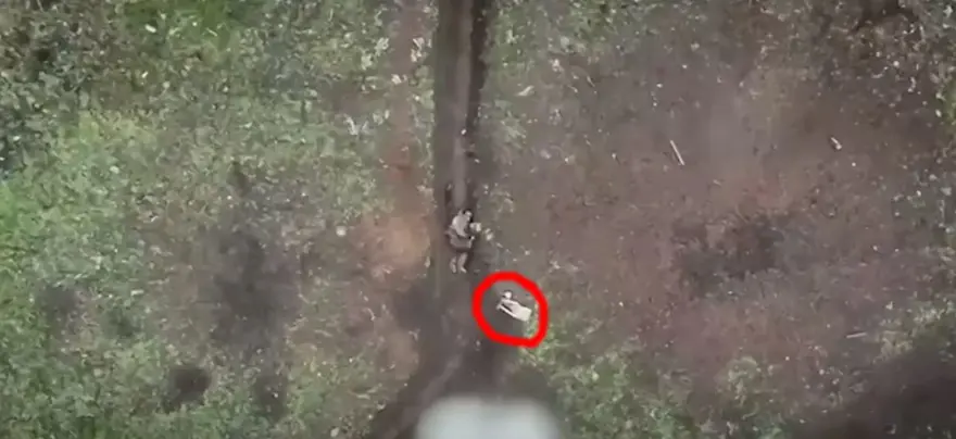 Rus askeri Ukrayna İHA'sından atılan bombaları eliyle etkisiz hale getirdi 2