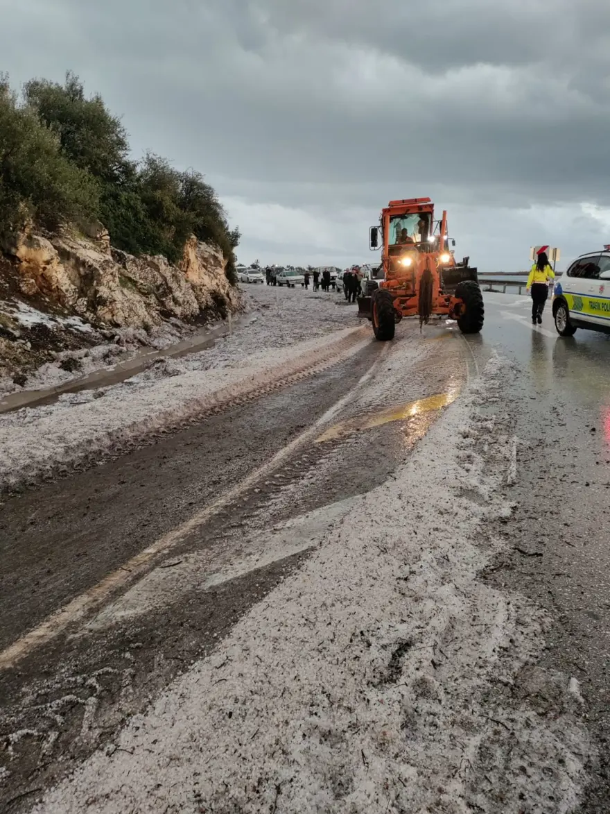 Antalya'da sel ve dolu: Yollar kapandı, sahiller çamur rengine döndü 15