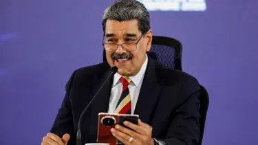 Maduro "dinlenemeyen" telefonunu gösterdi