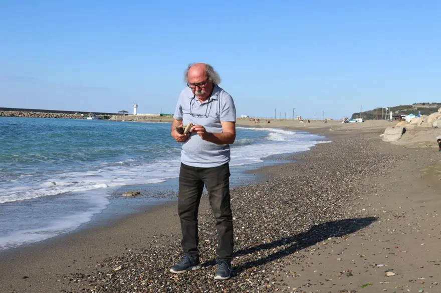 Deniz sahile sürüklüyor, o topluyor: Adeta bir sanat eserine dönüştürüyor 3