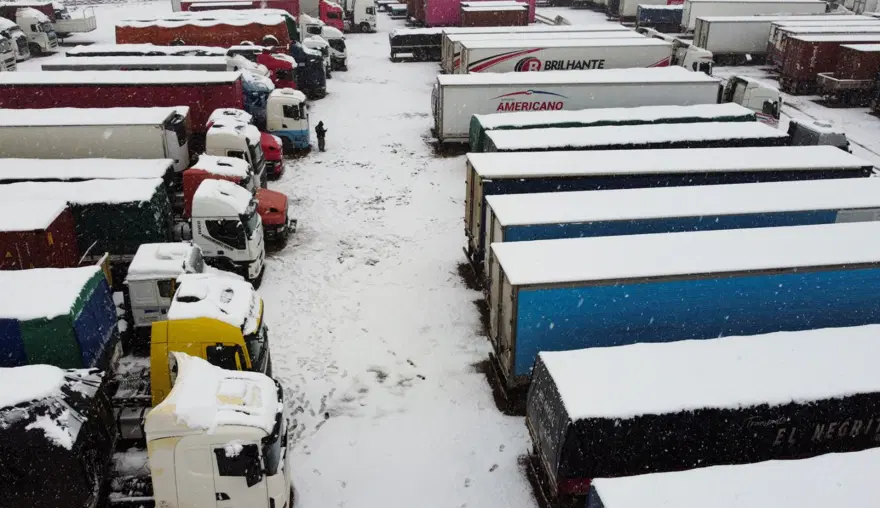Kar fırtınası esareti: Binlerce araç sınırda mahsur kaldı 8