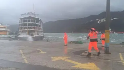 Bartın'da fırtına nedeniyle tekne battı, kafenin çatısı uçtu