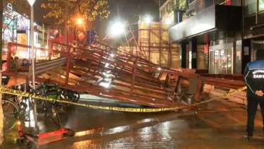 Kadıköy’de şiddetli rüzgar inşaat panelini devirdi