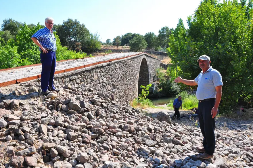 Define hayaliyle taş köprüyü tahrip ettiler 