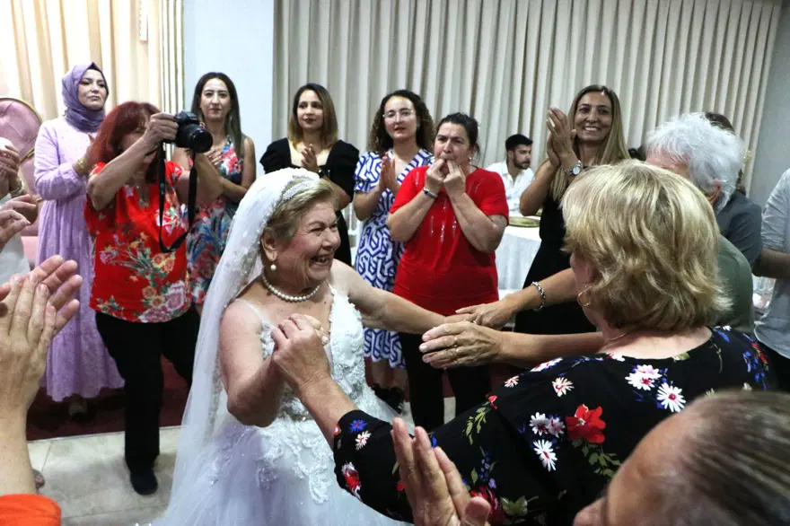 Aşkına kavuşamadı damatsız düğün yapıldı: 83 yaşındaki kadın gelinlik giyip göbek attı 5