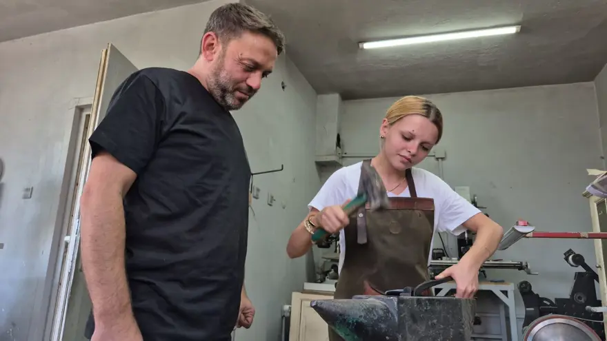 Çırak bulamadı, kızına öğretiyor:  UNESCO'lu usta sanatını yaşatmaya çalışıyor 