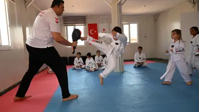 Depremzede çocuklar tekvandoyla hayata tutunuyor