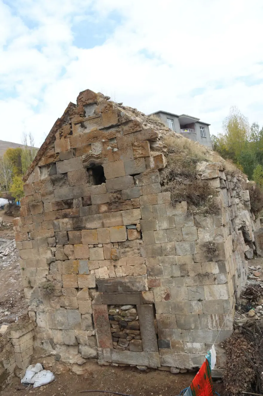 Bin 400 yıllık kilise ot ve saman deposu olarak kullanılıyor 10
