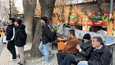 Yıkım çalışmalarını film izler gibi izlediler: İftar saatini burada bekliyorlar