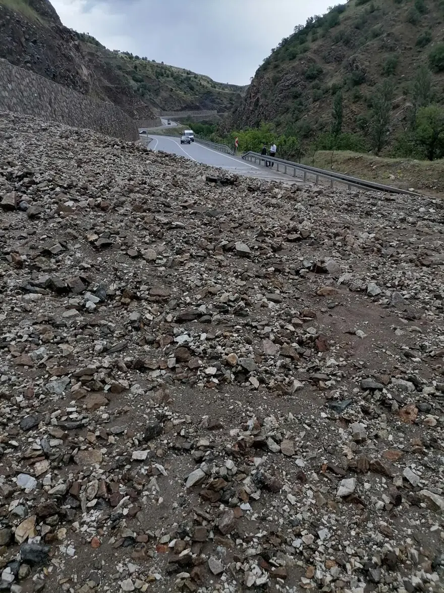 Pervari-Hizan kara yolunda heyelan: Yol ulaşıma kapandı 4