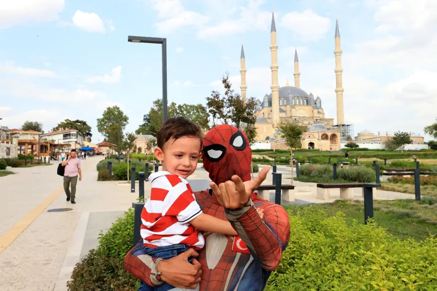 Türkiye'yi gezen yerli Spiderman'in 39. durağı Edirne oldu 10