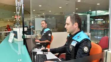 Pasaport polislerine yeni kıyafet ('Turkey değil Türkiye olsun' eleştirisi)