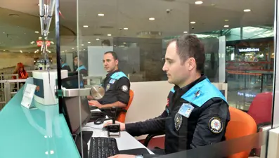 Pasaport polislerine yeni kıyafet ('Turkey değil Türkiye olsun' eleştirisi)