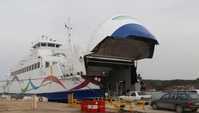 Bozcaada ile Gökçeada hatlarında feribot seferlerine fırtına engeli