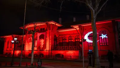 Birinci Meclis Binası ve Atatürk Cumhuriyet Kulesi Türk bayrağı renklerine büründü