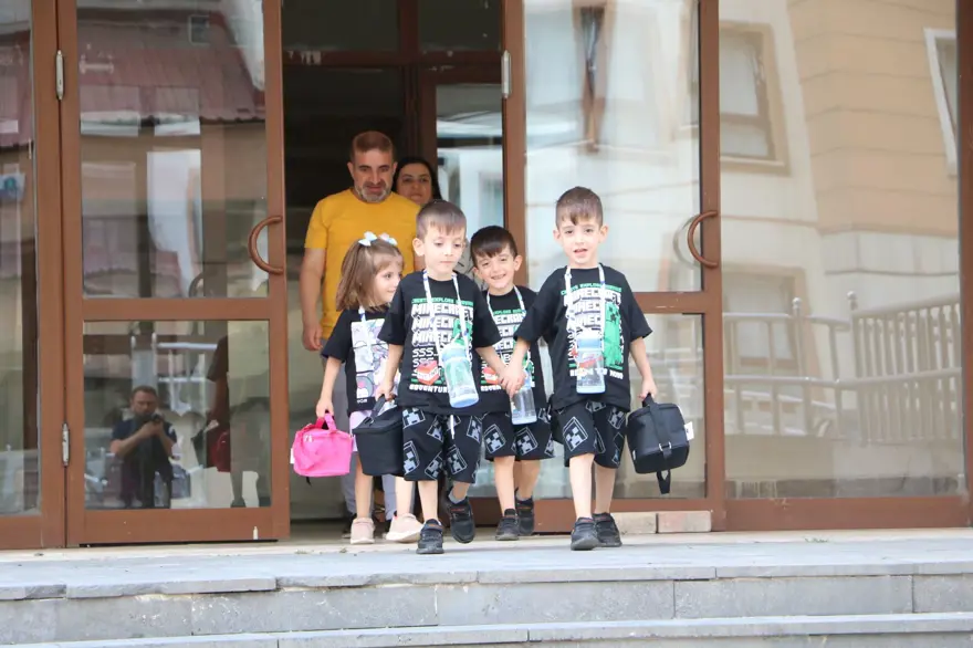 6 yıl sonra evlat hasretleri sonlanmıştı: Dördüzler okula başladı 8