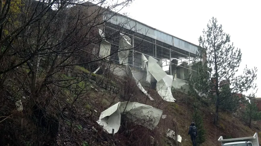 Bolu'da hortum çatıları uçurdu 5 Bolu'da hortum çatıları uçurdu 5