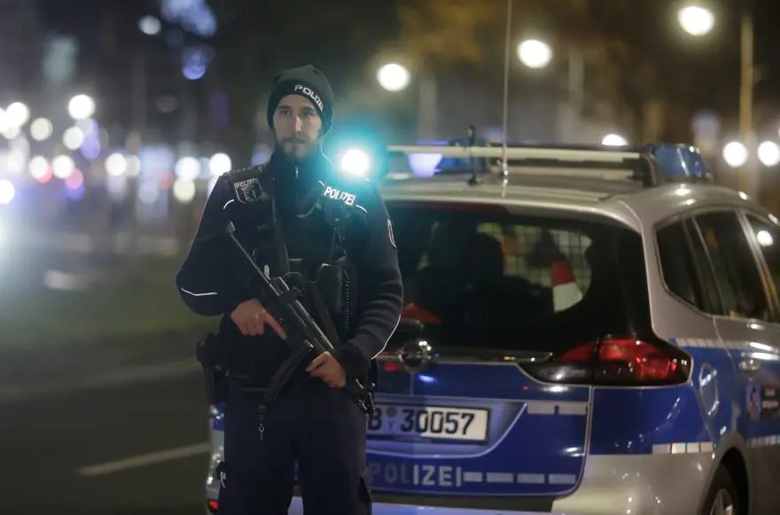 SON DAKİKA... Almanya'nın başkenti Berlin'de Noel pazarına TIR girdi 5