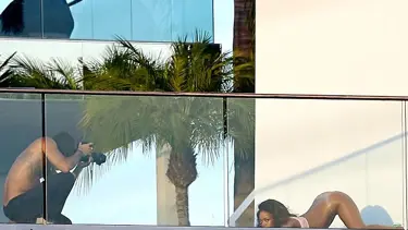 Rihanna altsız poz verdi
