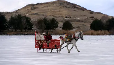 Donan Çıldır Gölü'nde atlı kızak heyecanı