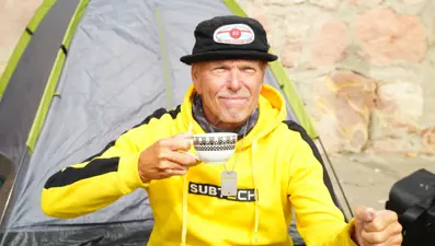 Türkiye'den İsveç'e yüzmek istiyor, her sabah "gitmek zorunda mıyım?" diye soruyor