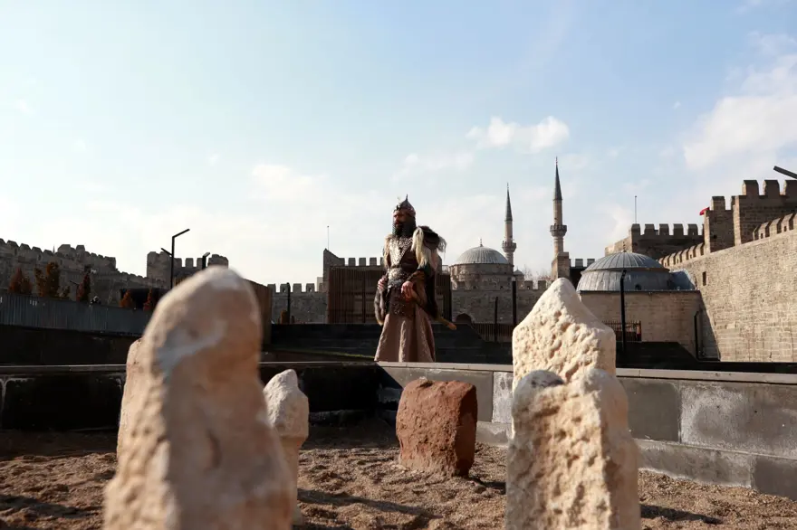 Giydiği kıyafeti çizme, yüzük, kılıç kınıyla tamamlıyor: 33 yaşındaki Gezer alp kıyafetliyle ilgi çekiyor 25