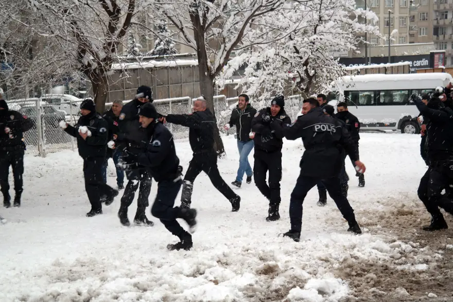 Vatandaşlarla polis arasında kar topu savaşı 10