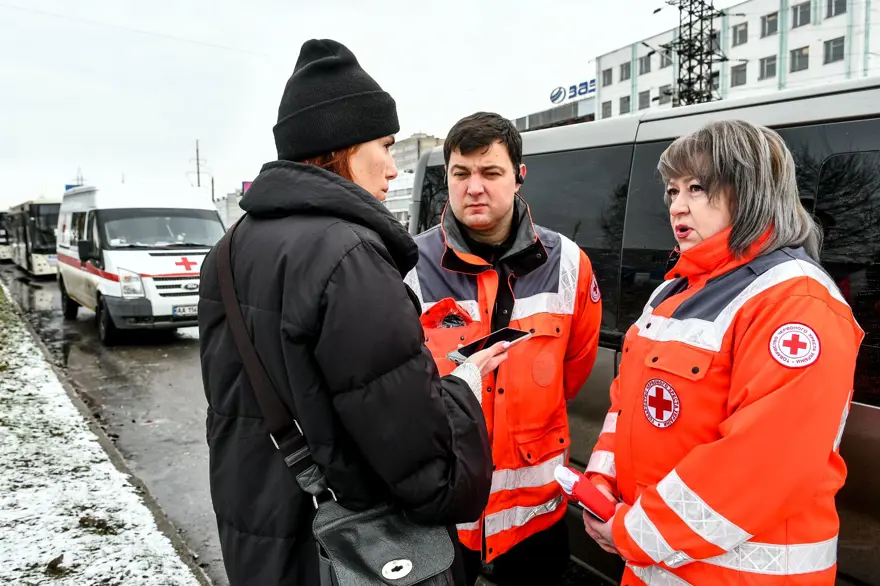 Otobüsler Mariupol'deki sivillerin tahliyesi için hazır bekliyor 9