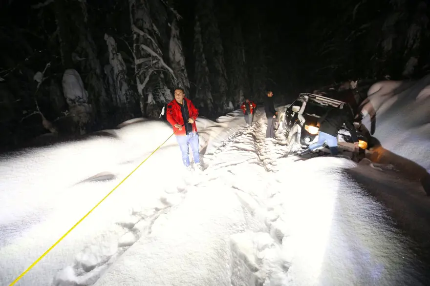 Düzce'de yaylada araçları kara saplanarak kalan 4 kişiye güçlükle ulaşıldı 4 Düzce'de yaylada araçları kara saplanarak kalan 4 kişiye güçlükle ulaşıldı 4