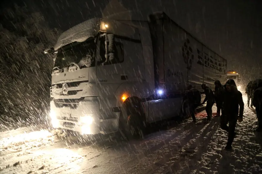 Sivas-Tokat karayolu yoğun kar yağışı dolayısıyla trafiğe kapandı 14