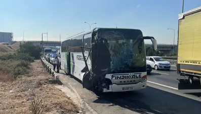 TEM'de yolcu otobüsü kamyona çarptı: Yaralılar var