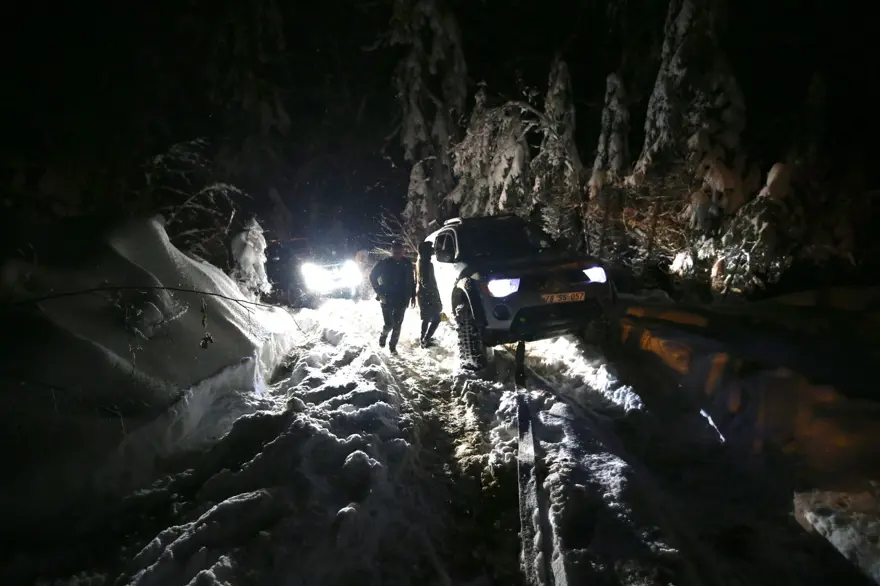 Düzce'de yaylada araçları kara saplanarak kalan 4 kişiye güçlükle ulaşıldı Düzce'de yaylada araçları kara saplanarak kalan 4 kişiye güçlükle ulaşıldı