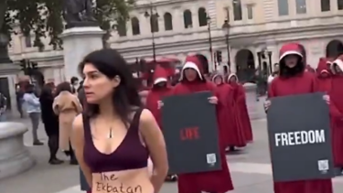 İran'daki özgürlük protestosu Londra'ya sıçradı | Soyunarak tepki gösterdiler: "Bu bizim bedenimiz!"