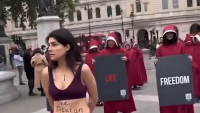 İran'daki özgürlük protestosu Londra'ya sıçradı | Soyunarak tepki gösterdiler: "Bu bizim bedenimiz!"