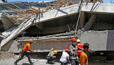 Endonezya'da umutlar tükeniyor: Okul faciasında can kaybı 54'e çıktı