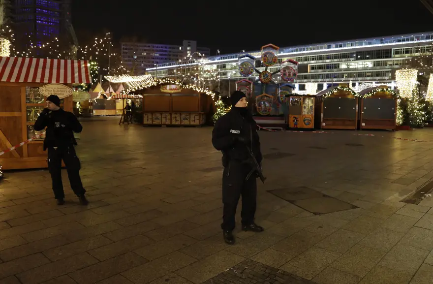 SON DAKİKA... Almanya'nın başkenti Berlin'de Noel pazarına TIR girdi 4