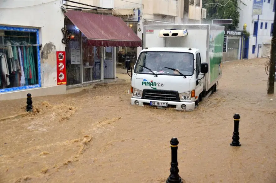 Bodrum'u sel aldı Bodrum'u sel aldı