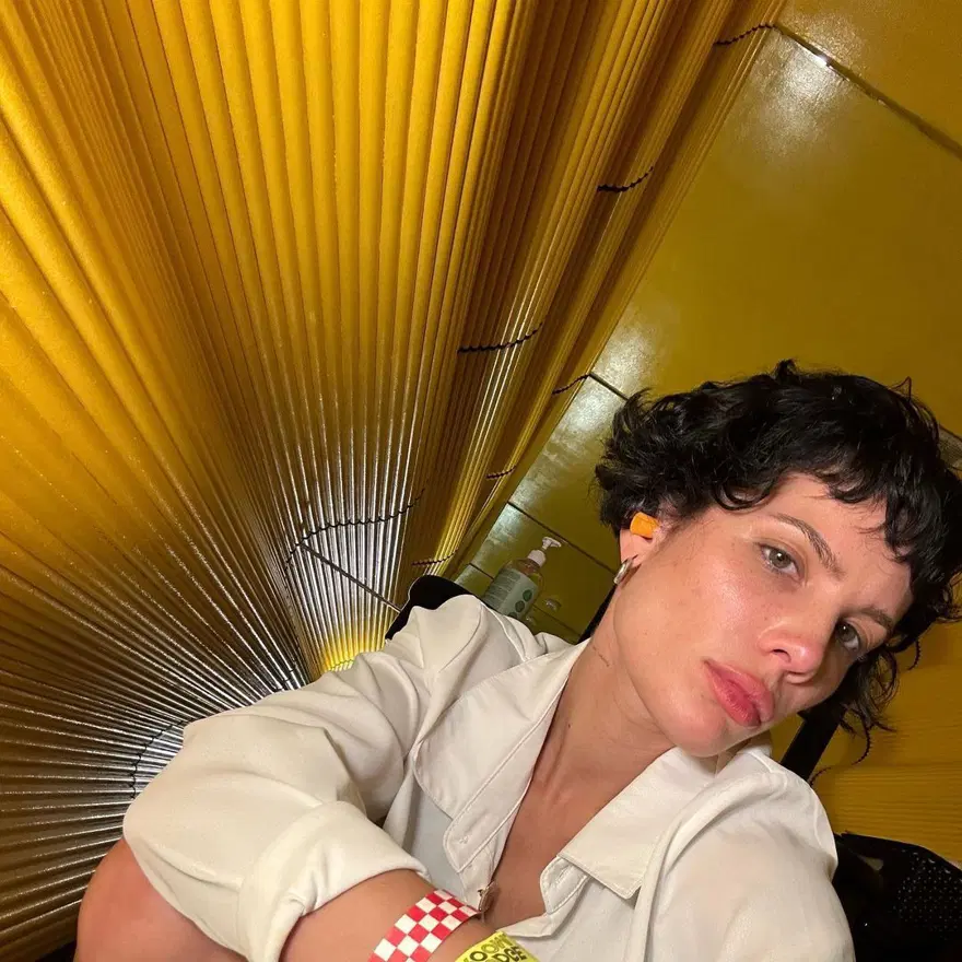 Halsey hastalığını paylaştı: Yaşlı bir kadın gibi hissediyorum 6