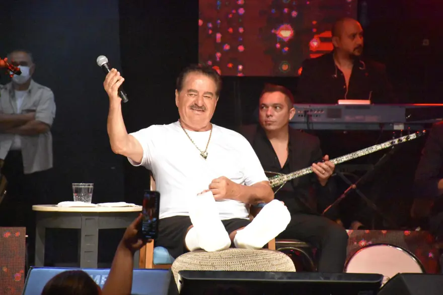 İbrahim Tatlıses ayağındaki kırık ile Çeşme'de sahne aldı 7