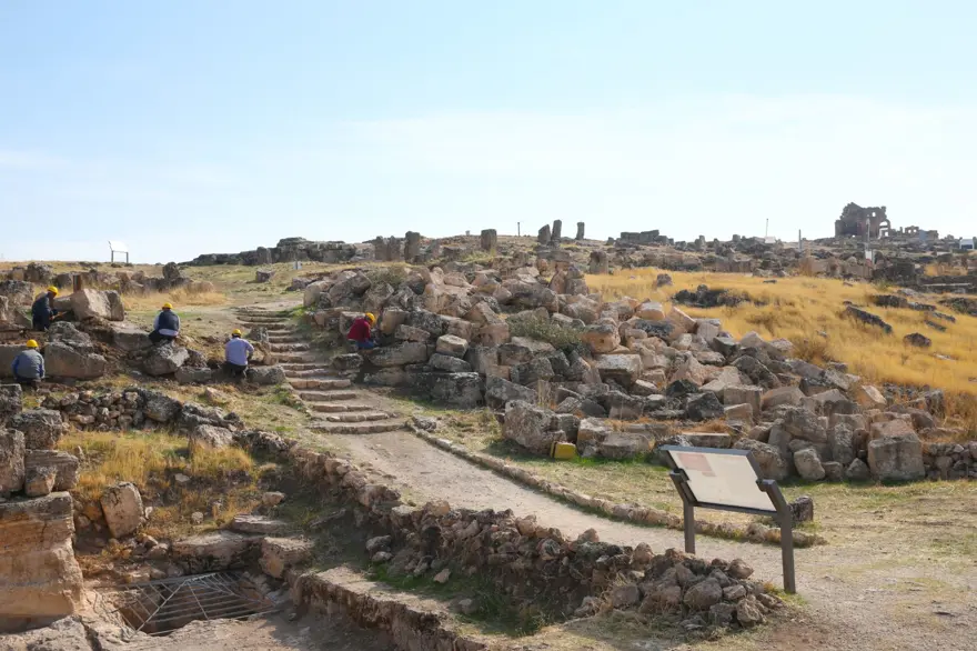 Diyarbakır'daki Zerzevan Kalesi'nde 1900 yıllık Mithras Tapınağı'nın anıtsal kapısına ulaşıldı 9