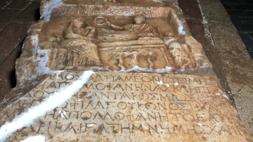 Bahçelerinden 2 bin yıllık tarihi eser çıkan site sakinleri: Çok mutlu olduk 6