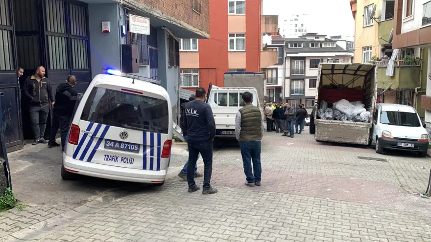 Kayan kamyoneti durdurmak isterken iki araç arasında sıkıştı 5