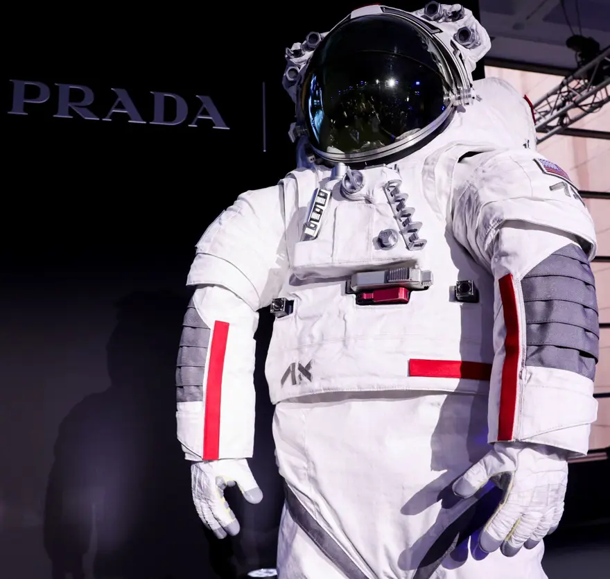 NASA'nın Ay'a dönüş görevi: Yeni uzay kıyafetleri tanıtıldı 2