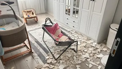 Beşikte ağlayan bebeğini kucağına aldı, hayatını kurtardı